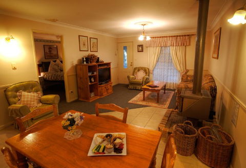 Honeysuckle Cottages And The Rocks Restaurant - Tweed Heads Accommodation 2