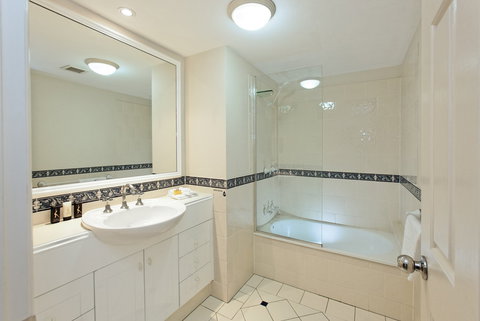 La Grande Apartments Broadbeach - Tweed Heads Accommodation 3