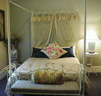 Stray Leaves - Tweed Heads Accommodation