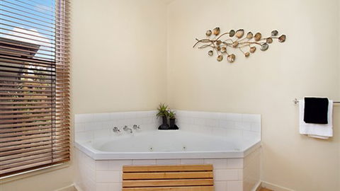 Lake Como Villa & Studio - Daylesford - Tweed Heads Accommodation 3