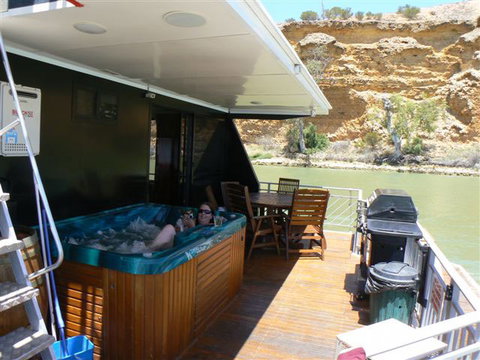 Takeme2 Houseboat - Tweed Heads Accommodation 4