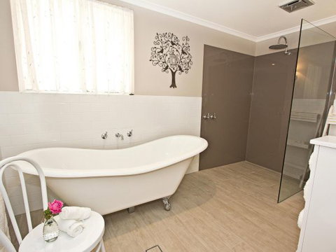 Queen's Cottage Barossa Valley - Tweed Heads Accommodation 2