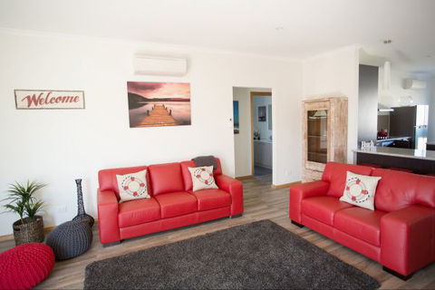 RED FIN Part Of BLUE FIN HOLIDAY HOMES - Tweed Heads Accommodation 0