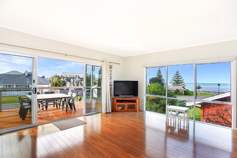 Ariadne - A Hop Skip And A Jump To The Beach With Sea Views - Tweed Heads Accommodation 2