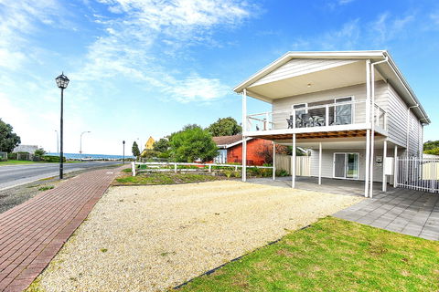 Ariadne - A Hop Skip And A Jump To The Beach With Sea Views - Tweed Heads Accommodation 9