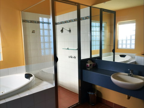 Waves Luxury Suites - Tweed Heads Accommodation 4