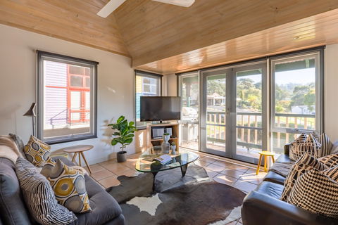 Dlux + Escape @ Lorne - Tweed Heads Accommodation 0