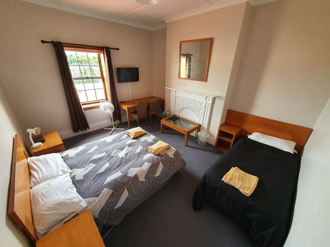 Victoria Hotel Port McDonnell - Tweed Heads Accommodation 1