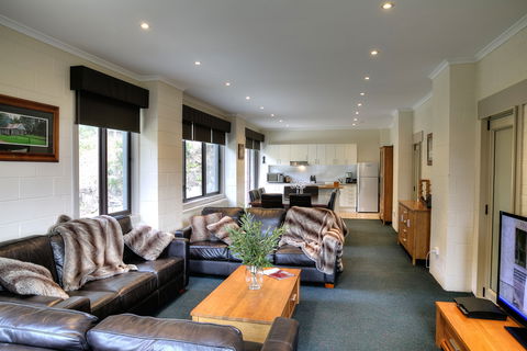 Cedarwood Apartments - Tweed Heads Accommodation 0