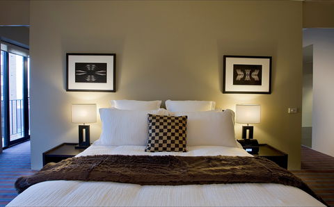Overlooking The City's Silhouette - Tweed Heads Accommodation 1