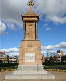 Warwick War Memorial And Gates - Tweed Heads Accommodation 1