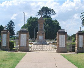 Warwick War Memorial And Gates - Tweed Heads Accommodation 0