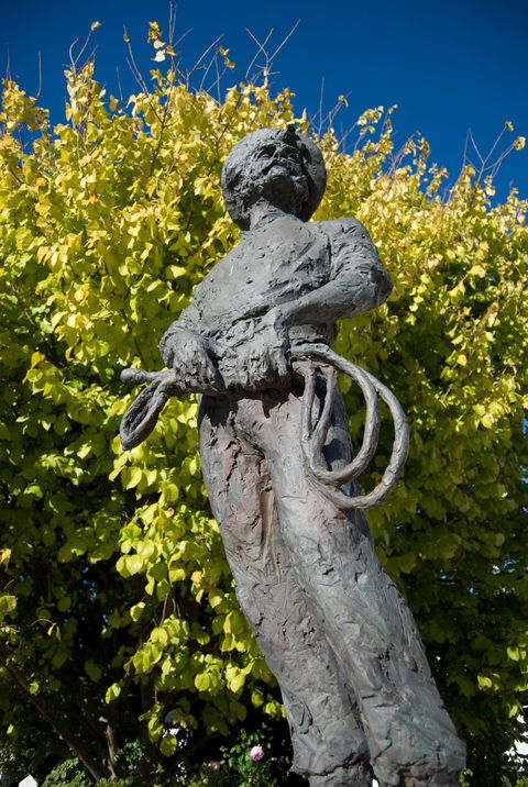 Alexander Cameron Statue - Tweed Heads Accommodation 1