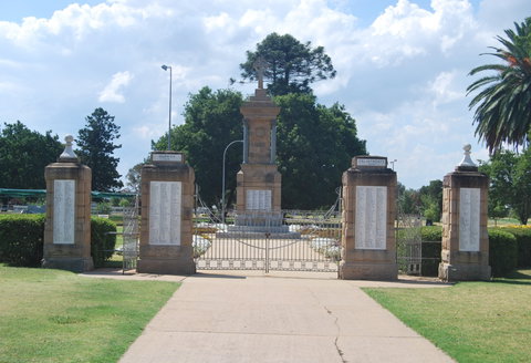 Warwick War Memorial And Gates - Tweed Heads Accommodation 0