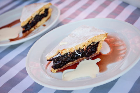 Young Cherry Blossom Long Lazy Lunch - Tweed Heads Accommodation 2