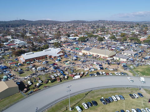 Wagga Swap Meet Run By  Classic And Historic Automobile Club Of Australia - Wagga Wagga Region - Tweed Heads Accommodation 0