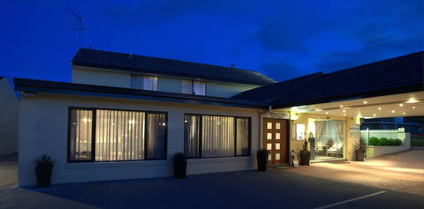Country Plaza Queanbeyan - Tweed Heads Accommodation 0