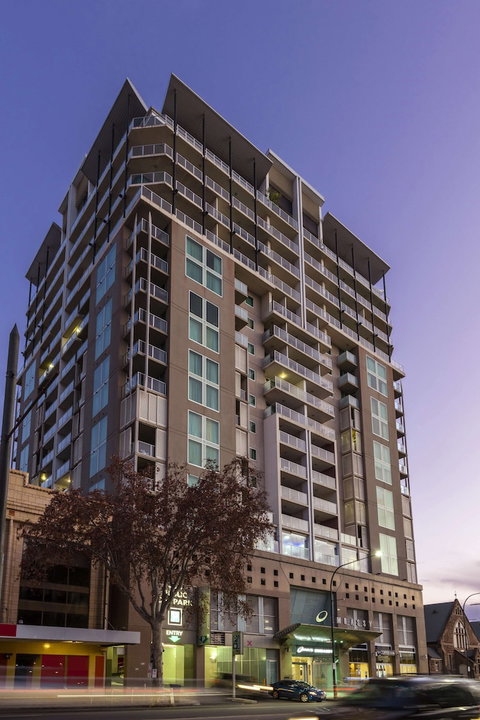 Oaks Adelaide Embassy Suites - Tweed Heads Accommodation 2
