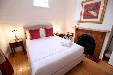 Poets Cottage Fireplace Close To Treks - Tweed Heads Accommodation 6