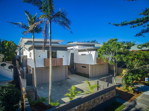 A PERFECT STAY - KoKo's Beach Houses 1 And 2 - Tweed Heads Accommodation 3
