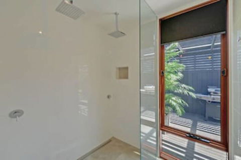 Amazing Unique Five-Star Waterfront Retreat - Tweed Heads Accommodation 5