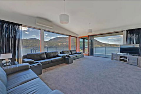 Amazing Unique Five-Star Waterfront Retreat - Tweed Heads Accommodation 7