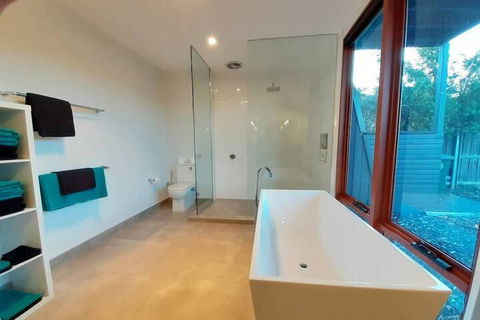 Amazing Unique Five-Star Waterfront Retreat - Tweed Heads Accommodation 6