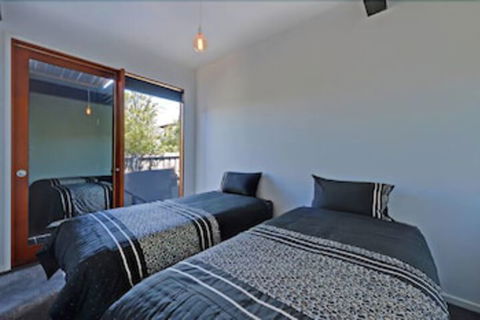 Amazing Unique Five-Star Waterfront Retreat - Tweed Heads Accommodation 4