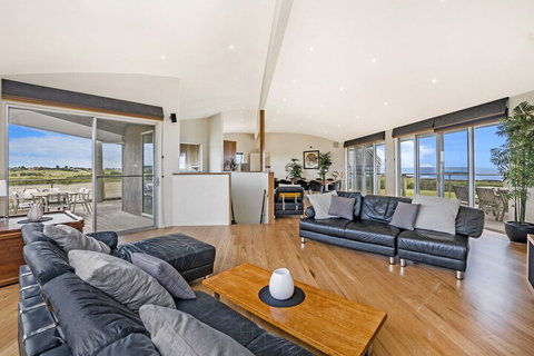HEARNS BEACH HOUSE - Tweed Heads Accommodation 1