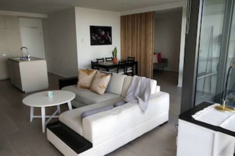 Stylish Apartment With Harbour Views - Tweed Heads Accommodation 0