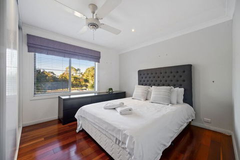 HomeHotel 4 Bedroom & Homeoffice With Nice Pool - Tweed Heads Accommodation 4