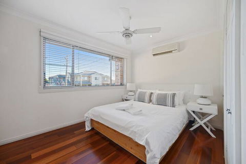 HomeHotel 4 Bedroom & Homeoffice With Nice Pool - Tweed Heads Accommodation 1