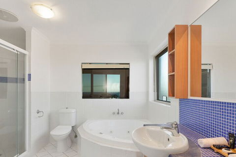 EXCLUSIVE OCEAN VIEW PENTHOUSE On MARINE PARADE - Tweed Heads Accommodation 5