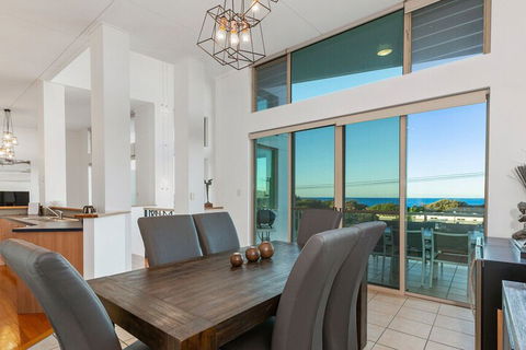 EXCLUSIVE OCEAN VIEW PENTHOUSE On MARINE PARADE - Tweed Heads Accommodation 4