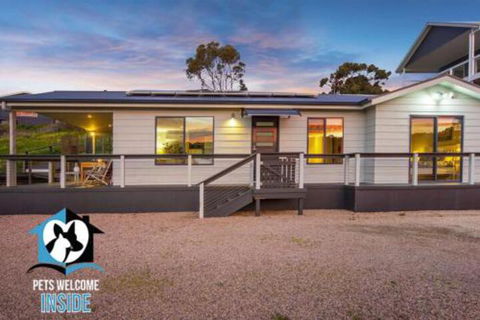 Almost New + Sea & Lake Views - Tweed Heads Accommodation 5
