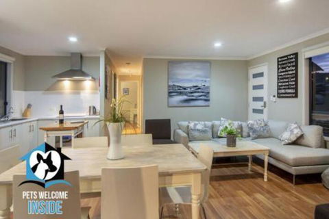 Almost New + Sea & Lake Views - Tweed Heads Accommodation 0