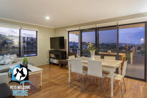 Almost New + Sea & Lake Views - Tweed Heads Accommodation 1