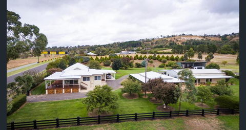 505 CONROD STRAIGHT MOUNT PANORAMA - Tweed Heads Accommodation 1