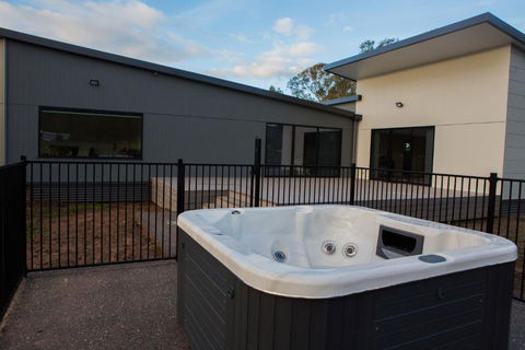 Pomonal Estate Mt. Cassell Villa - Tweed Heads Accommodation 5