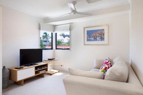 Wake Up To Ocean Views In Stylish Comfort - Tweed Heads Accommodation 3