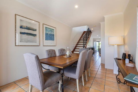 Wake Up To Ocean Views In Stylish Comfort - Tweed Heads Accommodation 2