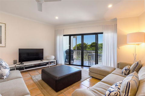 Wake Up To Ocean Views In Stylish Comfort - Tweed Heads Accommodation 5