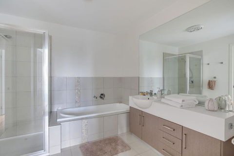 Modern McCrae Beauty - Tweed Heads Accommodation 3