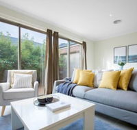 Spacious Lovely Home In Point Cook - Tweed Heads Accommodation
