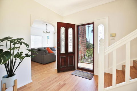 The Crescent Pet Friendly 1 Min To Beach - Tweed Heads Accommodation 3