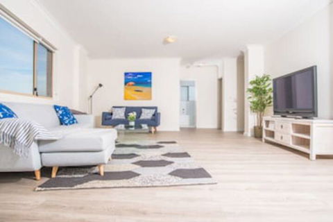 Convenient Rockdale Apartment Next To Station & Beach - Tweed Heads Accommodation 0