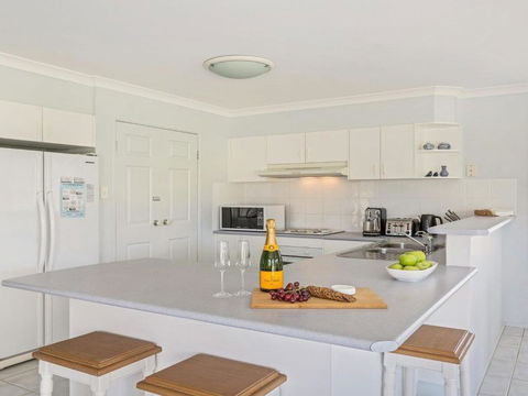 Azure Waters Perfectly Positioned With Ocean Views - Tweed Heads Accommodation 2