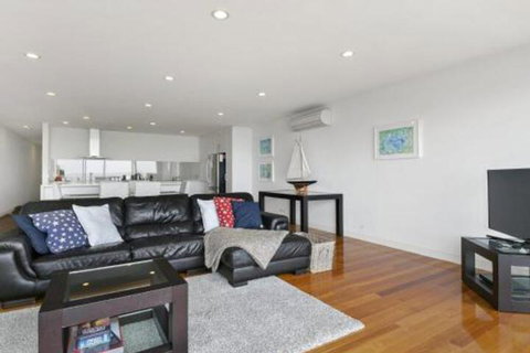 LOUTTIT BAY APARTMENT 1 Free Wifi Ocean Views & The Ultimate Location - Tweed Heads Accommodation 6