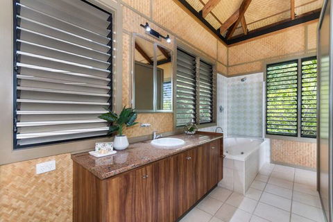 Absolute Beachfront - Tweed Heads Accommodation 7