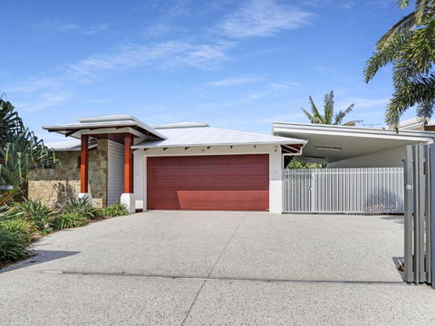 WATERFRONT HOME BORDERING MOOLOOLABA - Tweed Heads Accommodation 2